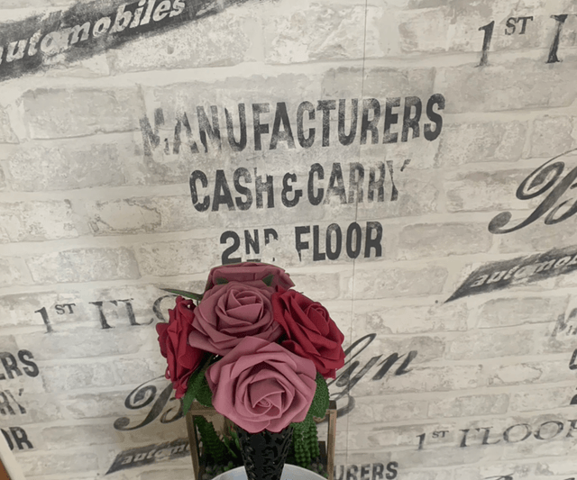 Vase de cimetière avec roses