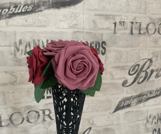 Vase de cimetière avec roses