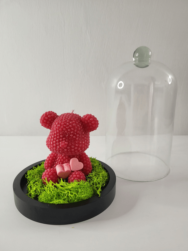 Bougie Ours, parfum fruit rouge sous sa cloche en verre