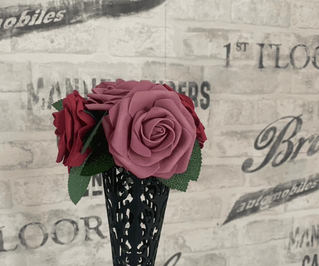 Vase de cimetière avec roses